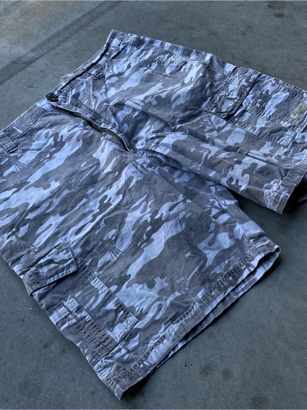 Vintage Wrangler arctic camo cargo shorts highly detailed back-pockets